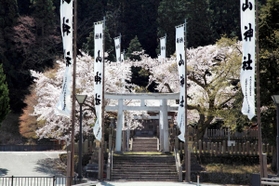 鉱業守護の神「金山毘古神」を祭る山神社＝２０１９年４月、朝来市生野町口銀谷