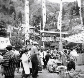 大勢の人でにぎわう山神祭（朝来市提供）