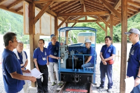 周回化に向けて打ち合わせをする一円電車のボランティア。今秋の完成を目指す＝養父市大屋町明延
