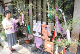 「旧日下旅館」前に飾られたササ。色鮮やかな紙衣が涼しげに風に揺れていた＝朝来市生野町口銀谷