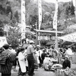 大勢の人でにぎわう山神祭（朝来市提供）