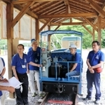 周回化に向けて打ち合わせをする一円電車のボランティア。今秋の完成を目指す＝養父市大屋町明延