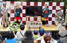 銀山ボーイズのメンバーも登壇し、新曲のＭＶが公開された＝朝来市生野町小野