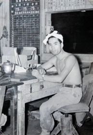 坑内で一服する伊藤真一郎さん＝１９５７年７月（提供）