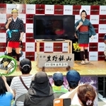 銀山ボーイズのメンバーも登壇し、新曲のＭＶが公開された＝朝来市生野町小野