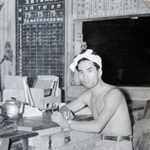 坑内で一服する伊藤真一郎さん＝１９５７年７月（提供）