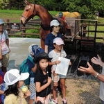 ボランティアガイドから銀の馬車道の説明を受ける参加者ら＝神河町吉冨