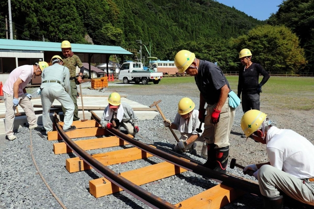 一円電車の周回化に向けた工事を行うボランティア＝養父市大屋町明延