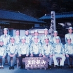 「銀山友の会」の仲間たちと。前列右から４人目が伊藤真一郎さん＝１９９４年１１月、史跡・生野銀山（提供）