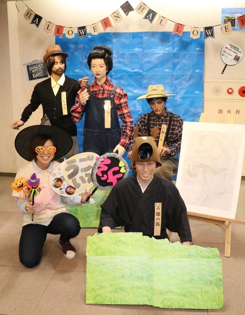 仮装した銀山ボーイズと写真撮影が楽しめるブース＝生野銀山