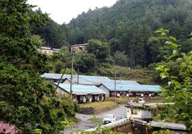 明延鉱山の労働者や家族が暮らした北星長屋社宅＝養父市大屋町明延
