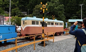 周回コースとなった明延鉱山のシンボル「一円電車」。踏切も設置された＝養父市大屋町明延
