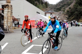初回のイベントで生野銀山を出発する参加者＝３月２４日、朝来市生野町小野
