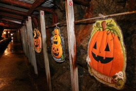 カボチャのグッズなどが飾られた坑道内のハロウィーンロード＝生野銀山