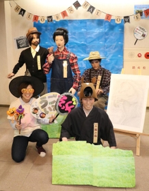 仮装した銀山ボーイズと写真撮影が楽しめるブース＝生野銀山
