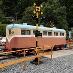 周回コースとなった明延鉱山のシンボル「一円電車」。踏切も設置された＝養父市大屋町明延