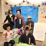 仮装した銀山ボーイズと写真撮影が楽しめるブース＝生野銀山
