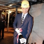 蔵出しした「仙櫻」をトロッコに乗せる山陽盃酒造の壺阪雄一専務＝明延鉱山探検坑道