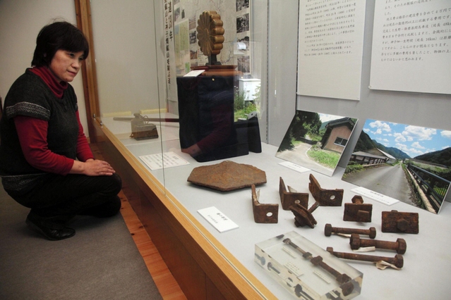神子畑鋳鉄橋の部品など馬車道ゆかりの資料が並ぶ＝朝来市、生野書院