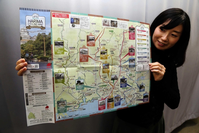 播磨８市８町を走る自転車コースを紹介する「はりまサイクリングマップ」＝姫路市役所