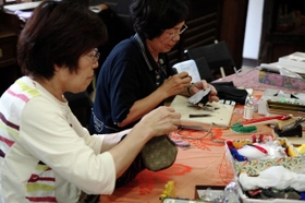 あんこうグッズを手作りするいくの銀谷工房のメンバーら＝生野まちづくり工房「井筒屋」