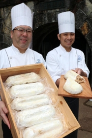 坑道内で３カ月熟成させ、果実のうまみが詰まった「蔵出しシュトーレン」＝生野銀山
