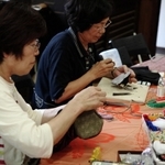 あんこうグッズを手作りするいくの銀谷工房のメンバーら＝生野まちづくり工房「井筒屋」