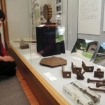 神子畑鋳鉄橋の部品など馬車道ゆかりの資料が並ぶ＝朝来市、生野書院