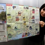 播磨８市８町を走る自転車コースを紹介する「はりまサイクリングマップ」＝姫路市役所