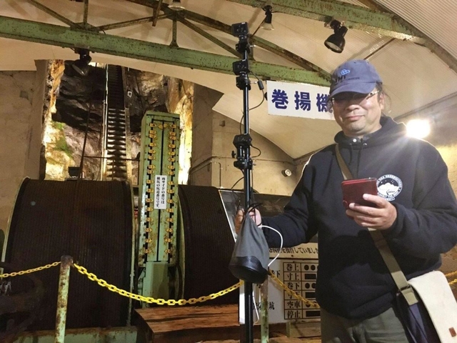 生野銀山の坑道内を撮影するスタッフ＝朝来市生野町小野（前畑洋平さん提供）