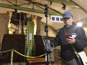 生野銀山の坑道内を撮影するスタッフ＝朝来市生野町小野（前畑洋平さん提供）