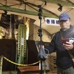 生野銀山の坑道内を撮影するスタッフ＝朝来市生野町小野（前畑洋平さん提供）