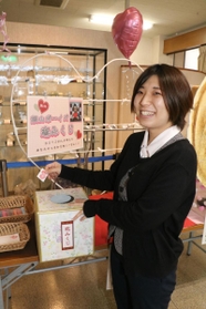 銀山ボーイズ約６０体からのメッセージが書かれた恋みくじも無料で楽しめる＝生野銀山