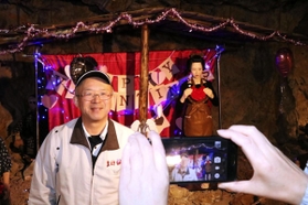 坑道内の「相合い傘」前で「雅子」と記念写真を撮影できる＝生野銀山