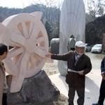 制作中のアート作品を紹介する牛尾啓三さん（右から３人目）＝加西市西長町