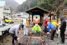 今年の一円電車の体験乗車会に向けて枕木を交換するボランティア＝養父市大屋町明延