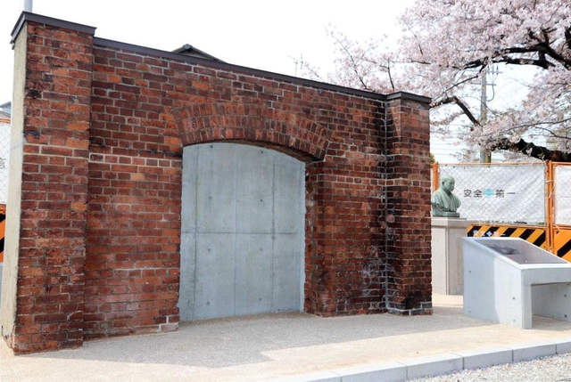 日本遺産の赤れんが壁の一部を残したモニュメント＝姫路市飾磨区宮