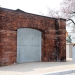 日本遺産の赤れんが壁の一部を残したモニュメント＝姫路市飾磨区宮