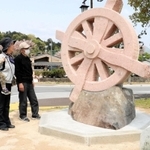 街道が交わる辻川をイメージしたモニュメント＝福崎町西田原の辻川山公園