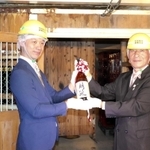 １年間熟成させた純米酒「明延」を蔵出しした山陽盃酒造の壺阪雄一専務（左）と養父市の広瀬栄市長＝明延鉱山探検坑道