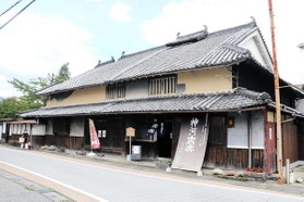 国登録文化財の「旧難波酒造」＝神河町中村