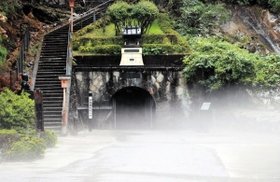 坑道から吹き出した冷気で霧が発生した生野銀山の観光坑道入り口＝朝来市生野町小野