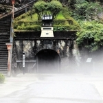 坑道から吹き出した冷気で霧が発生した生野銀山の観光坑道入り口＝朝来市生野町小野