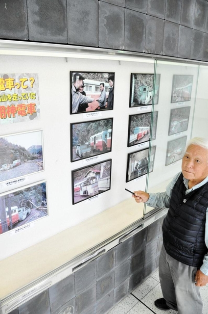 一円電車の写真と撮影した吉栖清美さん＝ＪＲ播州赤穂駅２階ギャラリー
