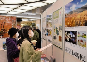 各地の食や伝統行事、観光スポットを幅広く紹介するパネル展示＝神戸市中央区、さんちか夢広場
