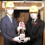 蔵出しした「仙櫻」を手にする山陽盃酒造の壺阪雄一専務（左）と養父市の広瀬栄市長＝明延鉱山探検坑道