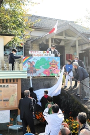 銀の馬車道をＰＲする看板をお披露目する住民ら＝姫路市船津町