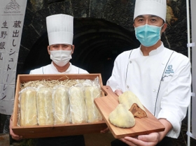 坑道内で３カ月熟成させた「蔵出しシュトーレン」＝生野銀山