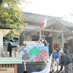 銀の馬車道をＰＲする看板をお披露目する住民ら＝姫路市船津町