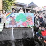 銀の馬車道をＰＲするパネルを披露した子どもたち＝姫路市船津町